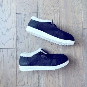 Black fleece accent boat sneaker size 37